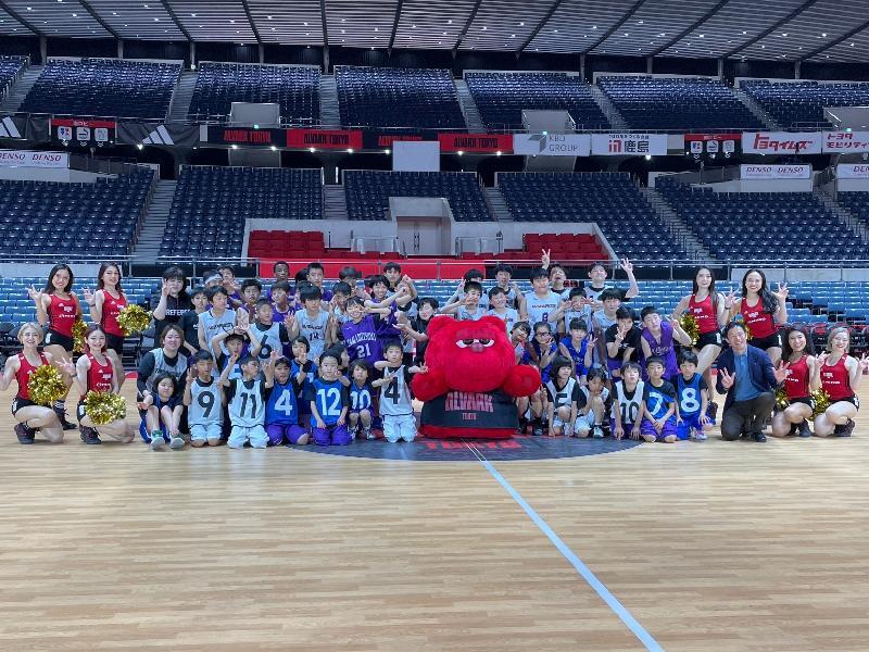 玉堤Wizardsの選手たちは試合後に記念撮影。廣瀬氏、アルバルクチアリーダー、チームマスコット「ルーク」と。(撮影:Shohei Misawa)