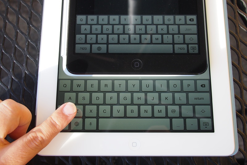 キーボードの大きさを比較。iPad miniのキーが小さいことが分かる。