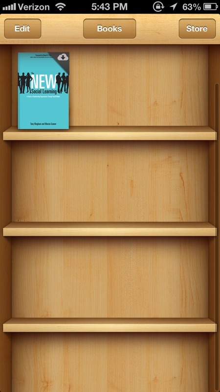 スキュアモーフィズムの例。本を読むアプリなので本棚のデザインを採用している。