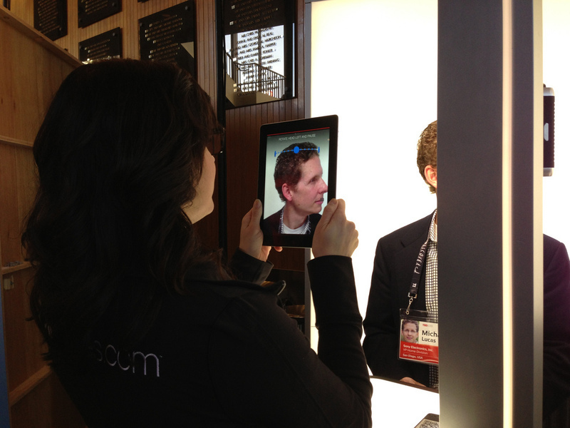 iPadのカメラを使って顔を撮影し、3Dモデルを作成する。