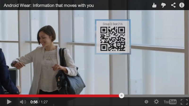 公開されたビデオの空港での一コマ。航空券のコードを表示し、読み取らせている。