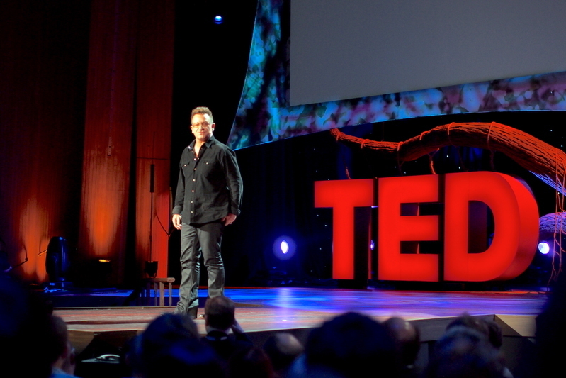 TEDでスピーチするボノ氏。2013年3月に筆者撮影。