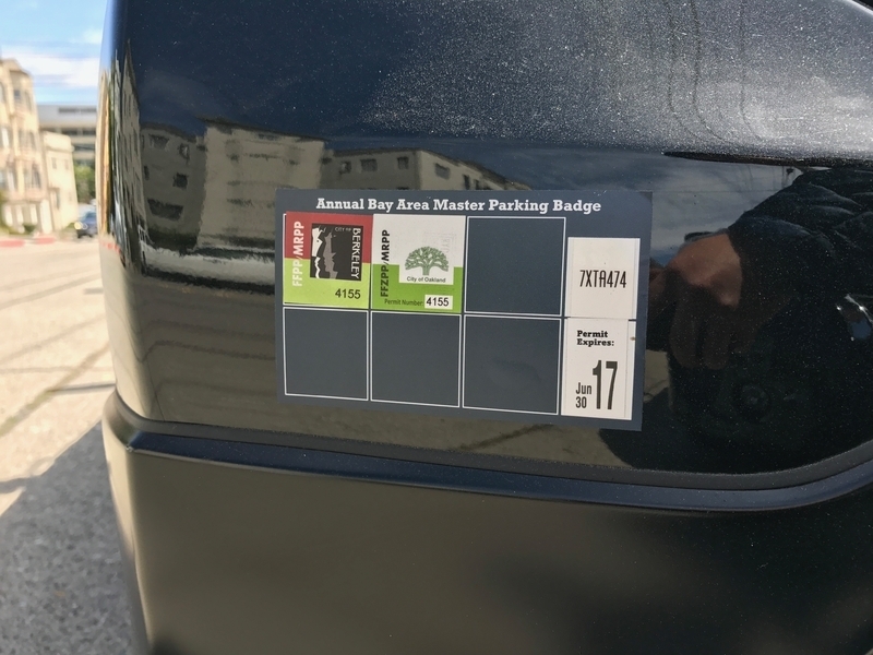 バークレー市とオークランド市の路上駐車許可ステッカーが全車両に貼り付けてある
