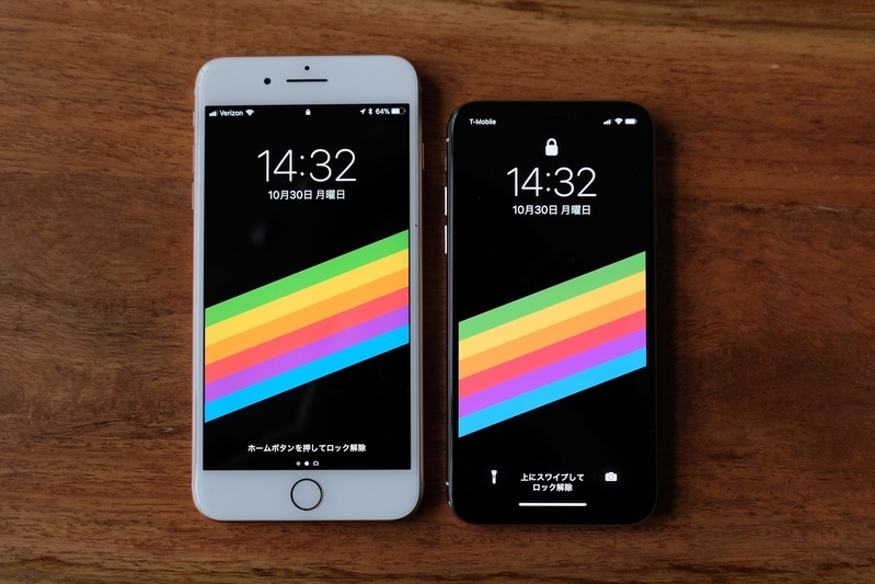 5.5インチディスプレイのiPhone 8 Plus（右）と5.8インチのiPhone X（左）。デバイスのサイズと、壁紙の黒い部分の再現に注目。