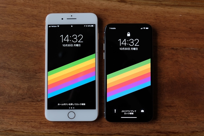 5.5インチディスプレイのiPhone 8 Plus(右)と5.8インチのiPhone X(左)。デバイスのサイズと、壁紙の黒い部分の再現に注目。