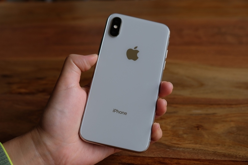 意外とコンパクトなサイズに収まっているiPhone X