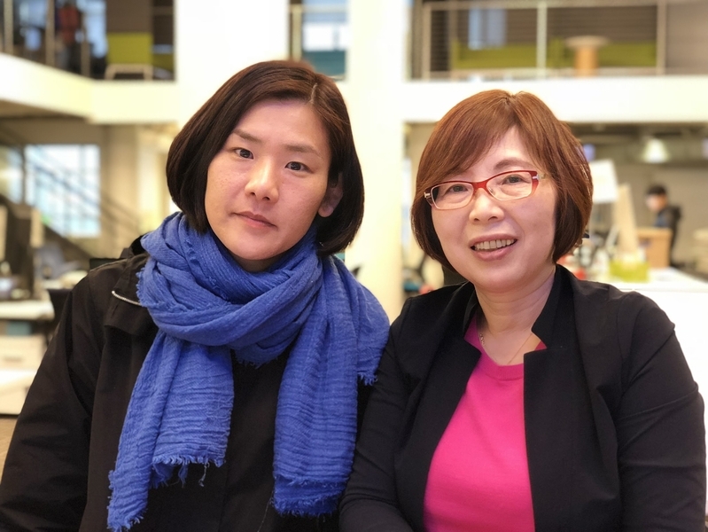 倉吉市「青雲の志」育成事業を引率する源島梢さん(左)、立山まき子さん(右)