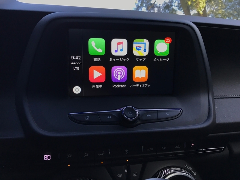 シボレー・カマロの車載機にiPhoneを接続した様子。車内での利用に対応する限られたアプリがディスプレイに表示される（筆者撮影）