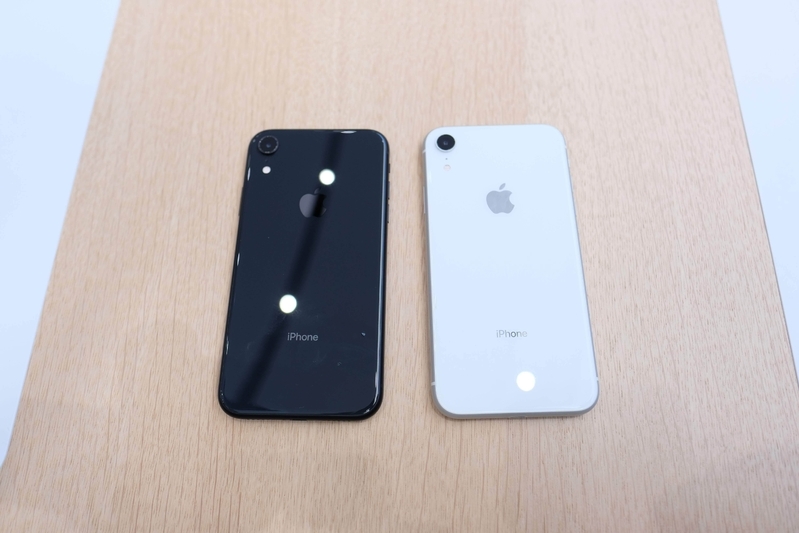 iPhone XR：ブラック（左）とホワイト（右）