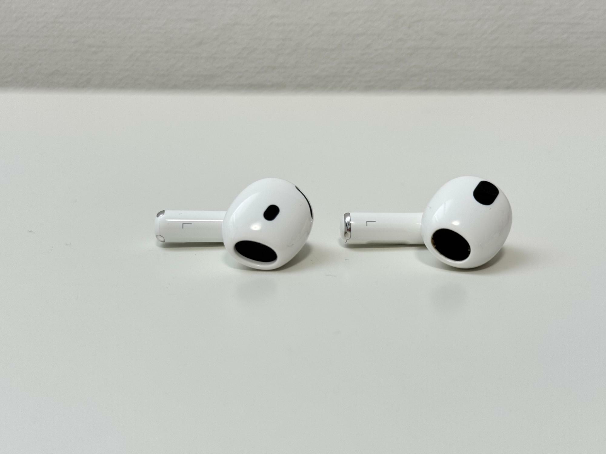 左から、AirPods 4(ANC)、AirPods 3