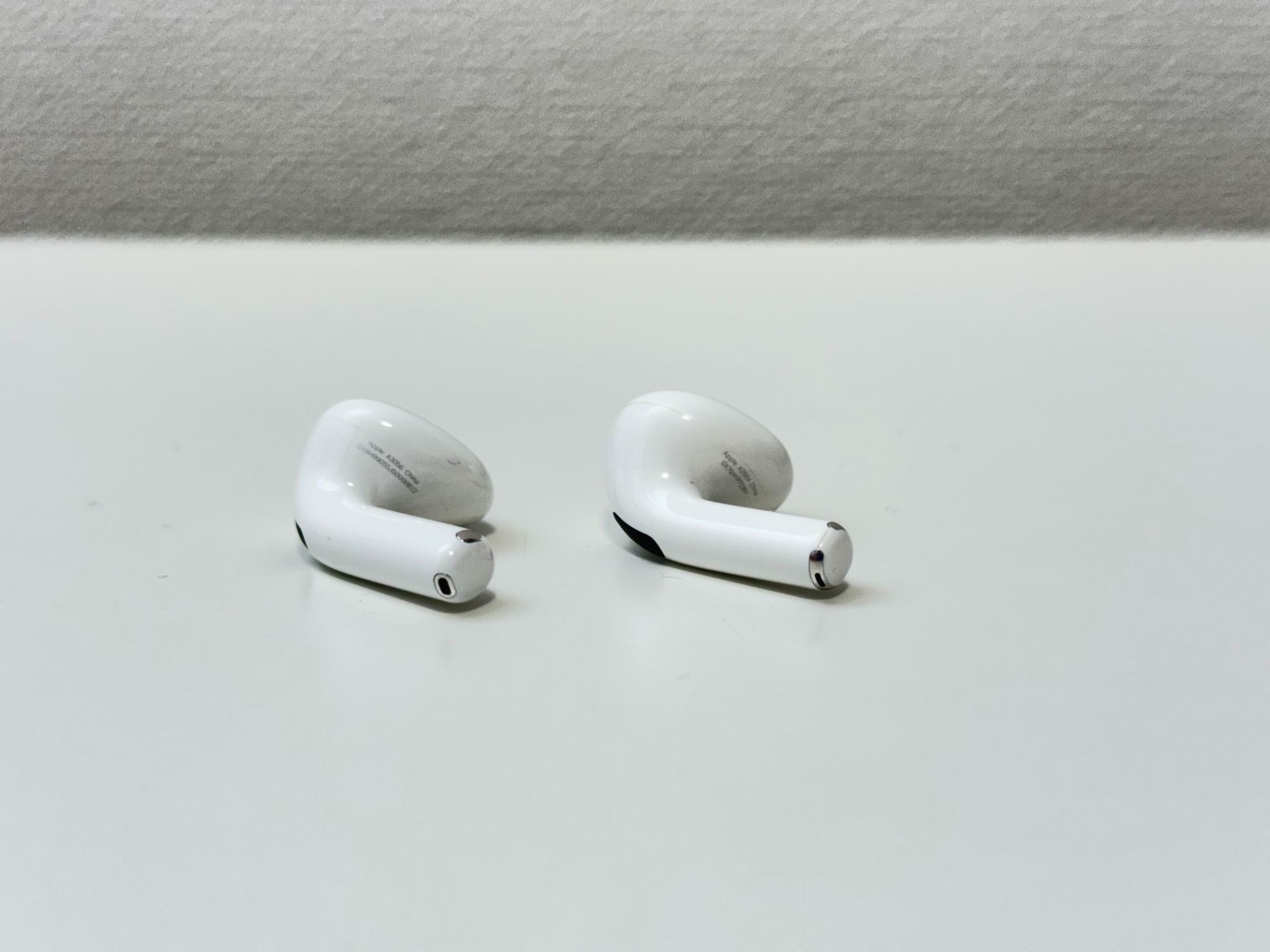 左から、AirPods 4 (ANC)、AirPods 3。ANC対応でマイク性能などが向上している。