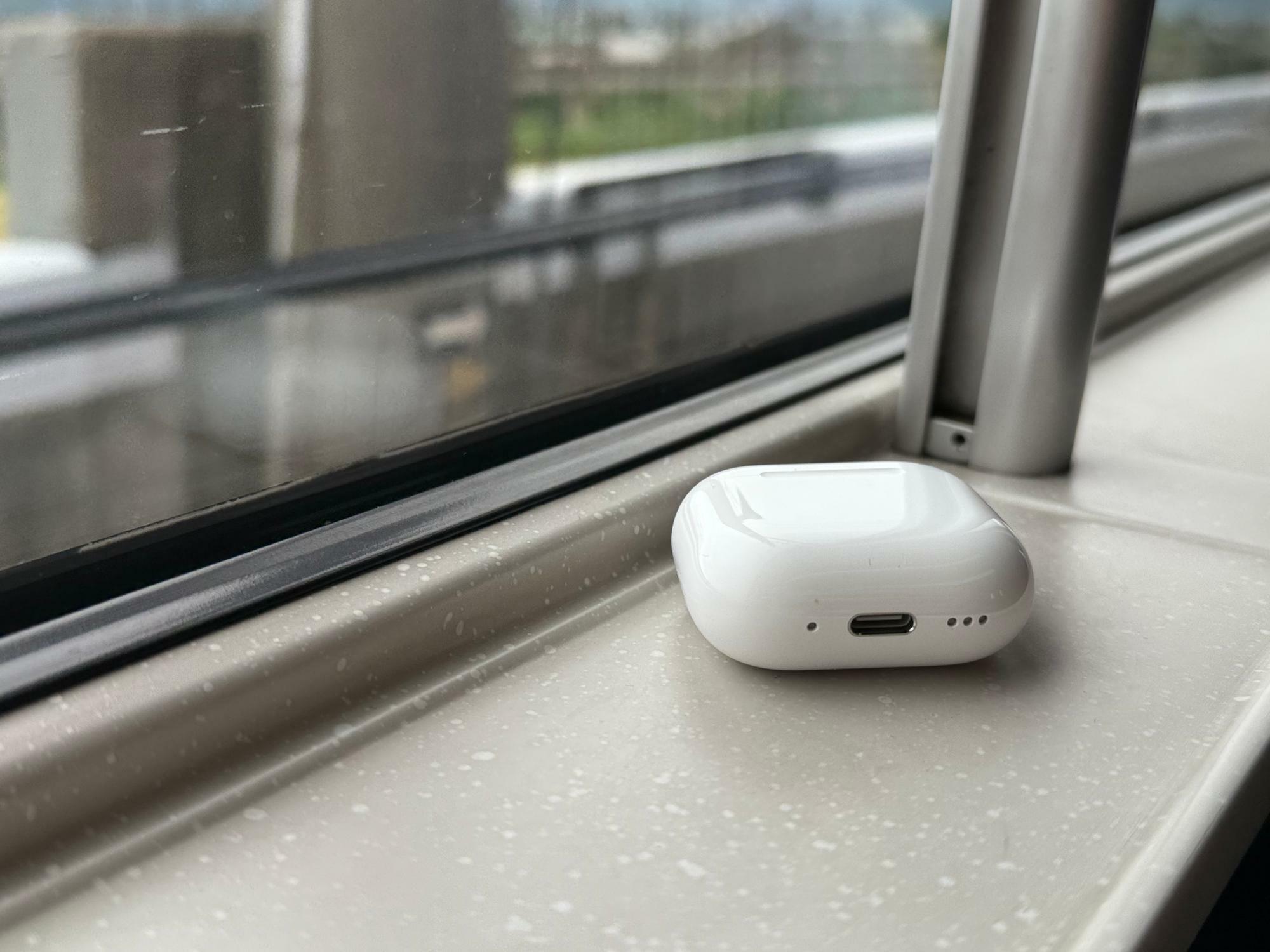 新幹線の車窓とAirPods 4(ANC)