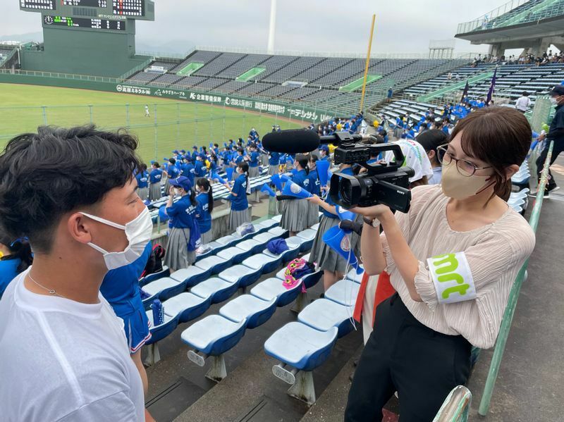 高校野球夏の地方大会の取材・撮影をこなす大田さん（写真提供：MRT宮崎放送）