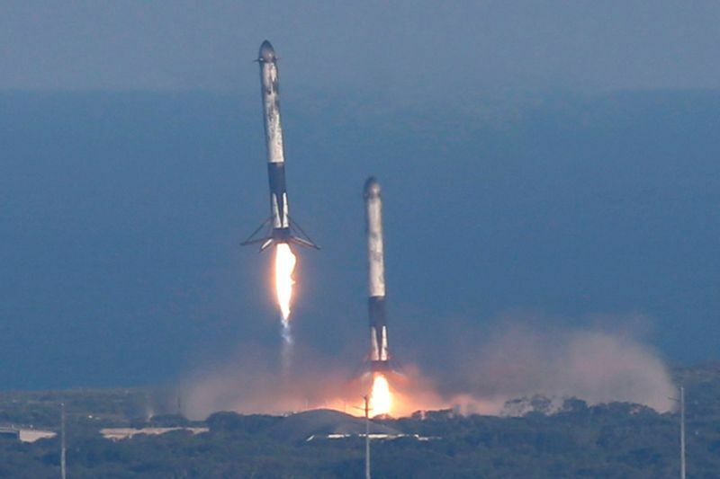 ロケットは自動的に地球に戻り、逆方向に着陸する