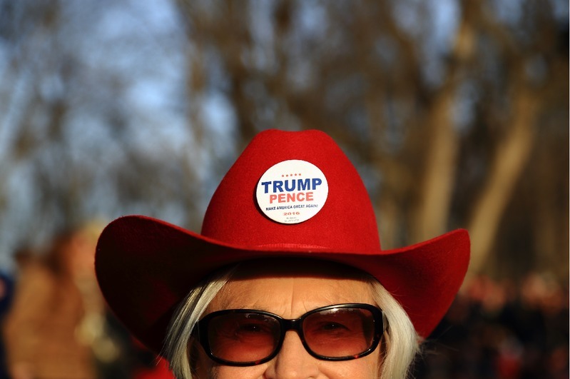 トランプ支持の赤いキャップ帽をかぶる女性