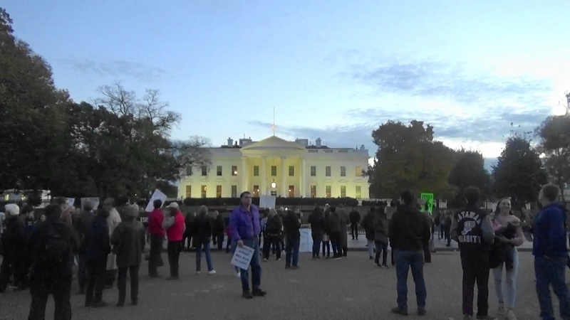 ホワイトハウス前での抗議の様子