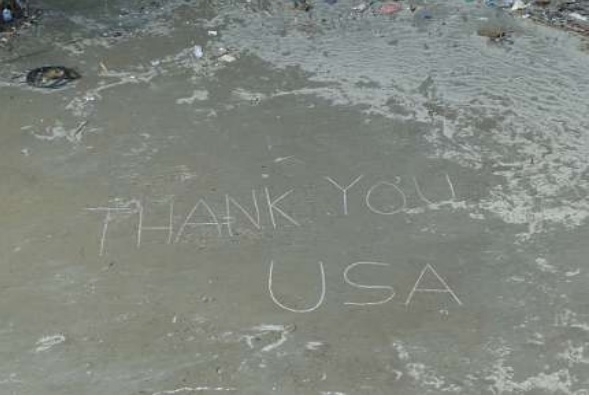 宮城県女川町で地上に書かれたメッセージ「THANK YOU USA」（U.S.Navi Photo）