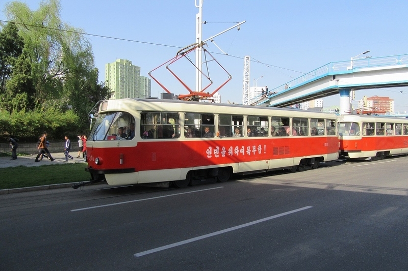 平壌市内を走るトローリーバス（撮影：筆者）