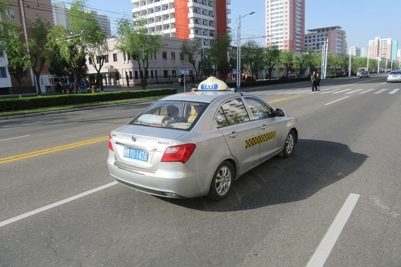 平壌市内を走るタクシー（撮影：筆者）