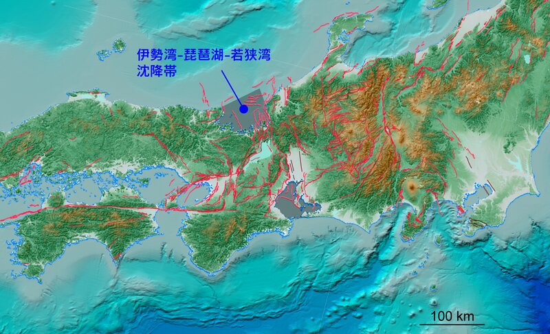 図1　現在進行形で「沈没」が起きている中部沈降帯と活断層（赤線）。産業総合研究所地質図Naviをもとに著者作成。