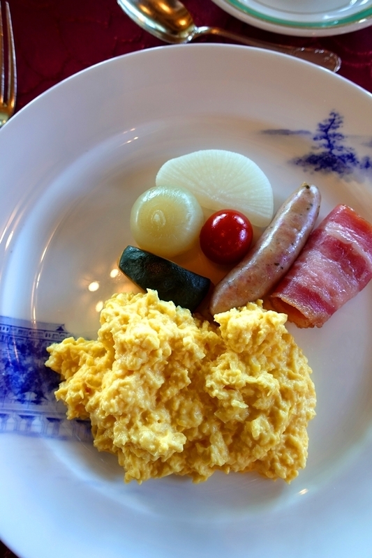 火入れもみごとな卵料理。ホテルならではの朝食をゆったりと味わう／筆者撮影