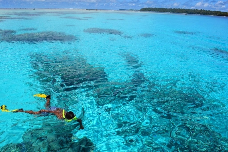 圧倒的な透明感を持つサンゴ礁の海は息をのむほどの美しさ。地球の丸さも実感／筆者撮影