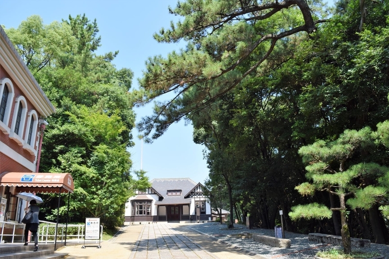 入船山記念館の敷地に入ると木立が美しい。正面にあるのが旧呉鎮守府司令長官官舎／筆者撮影