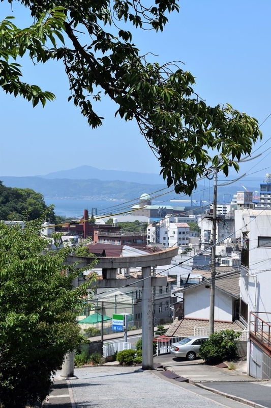 呉港と市街を見守るように高台に位置する亀山神社／筆者撮影