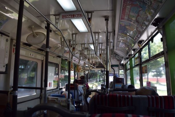バスに揺られて音戸まで。呉港の海運施設を眺めながらが楽しい／筆者撮影