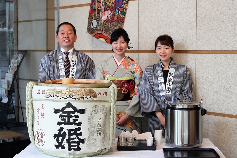「庭のホテル」では地元神田「豊島屋本店」の清酒、「天野屋」の甘酒をふるまう／ホテル提供