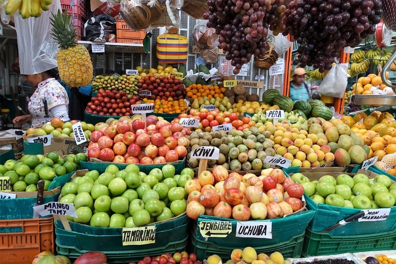 質のいいフルーツが豊富に並ぶパロケマオ市場。用心のためデイパックは前にかけて見学／筆者撮影