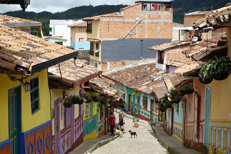 カラフルな家並みがフォトジェニックなグアタぺ。観光村として人気がある／筆者撮影
