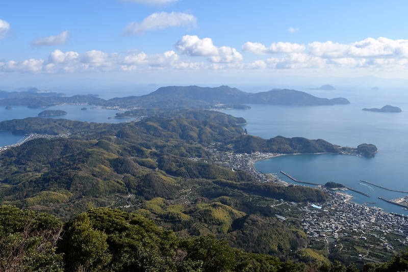 島を一望にするとっておきのスポット嵩（だけ）山展望台。頂上まで車で行ける／筆者撮影