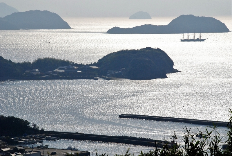 島の奥に島影が並ぶ瀬戸内ならではの風景がきらめく／筆者撮影