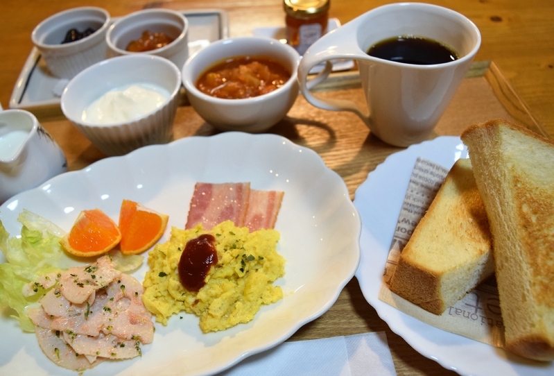 ログよねこの朝食の例。無農薬みかん、カサハラハニーなど島の食材が登場/筆者撮影