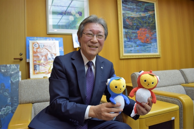 周防大島のゆるキャラ「みかキン」「みかトト」を手にする椎木町長も「本当にいい島ですよ。ぜひおいでませ!」とアピール/筆者撮影