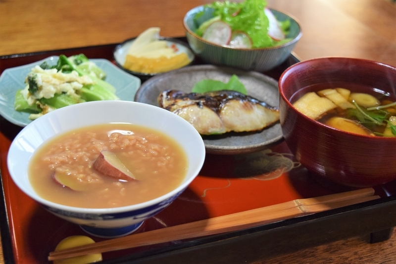 茶がゆとひと手間かけた品が並ぶ「せとうち つなぐキッチン 郷の家」の朝食／筆者撮影