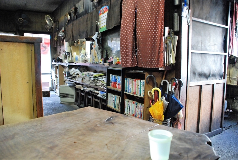 レトロ(?)すぎる「たちばなや」の店内に一瞬ひるむがぜひトライを/筆者撮影