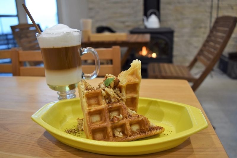 人気の「はちみつナッツのワッフル」とはちみつ、ミルク、コーヒーが三層になった「ハニーカフェコンレチェ」/筆者撮影