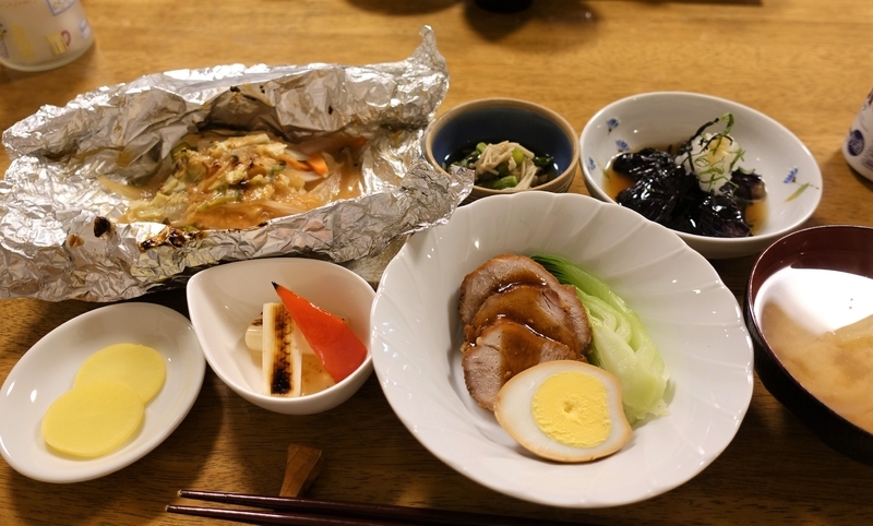 ユースホステルの食事はゲスト全員でテーブルを囲んで。北海道が大好きで移住したオーナーによる自然観察トークなども楽しい/筆者撮影
