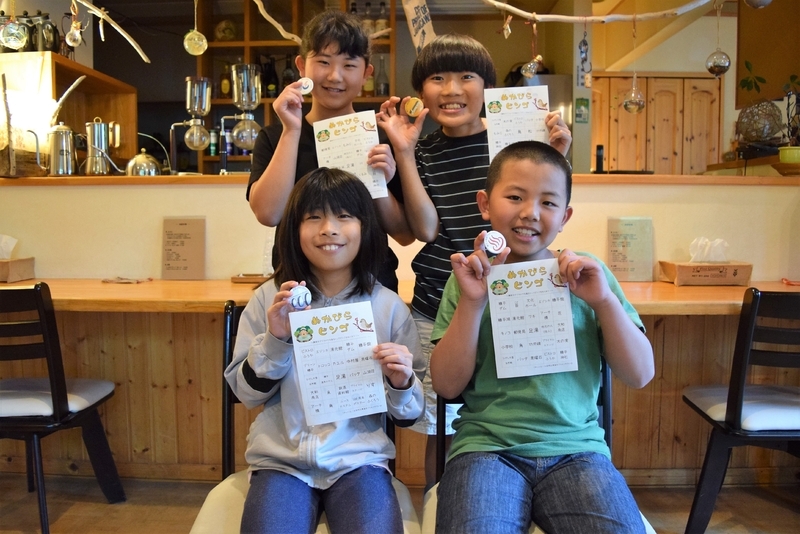 後ろ右から時計まわりに。中村桜介くん、伊東岳くん、塩崎あきほさん、伊東海里さん。糠平小学校の全児童たちだ。彼らの考案したビンゴが大人気に/筆者撮影