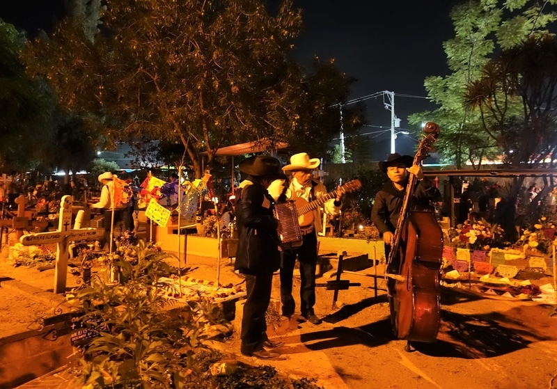 墓地のど真ん中で陽気に演奏。ラテンなメキシコらしい/筆者撮影