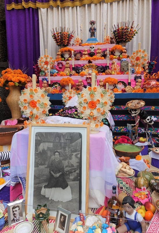 メキシコシティにあるフリーダ・カーロ美術館も彼女のためのアルタールとオフレンダが飾られていた／筆者撮影