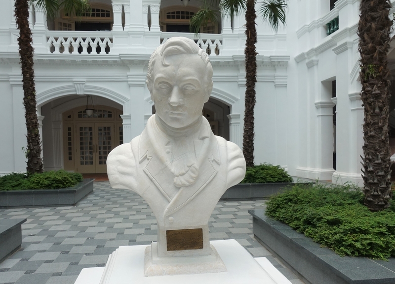 アーケード中庭にあるラッフルズ卿の胸像。イギリス植民地としてのシンガポールの建設に尽力。世界遺産ボロブドゥール発見にも貢献した／筆者撮影