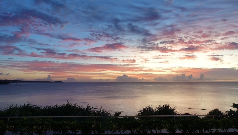 おなじくサンセットウイングのロビーからの夕景。見飽きることがない/筆者撮影