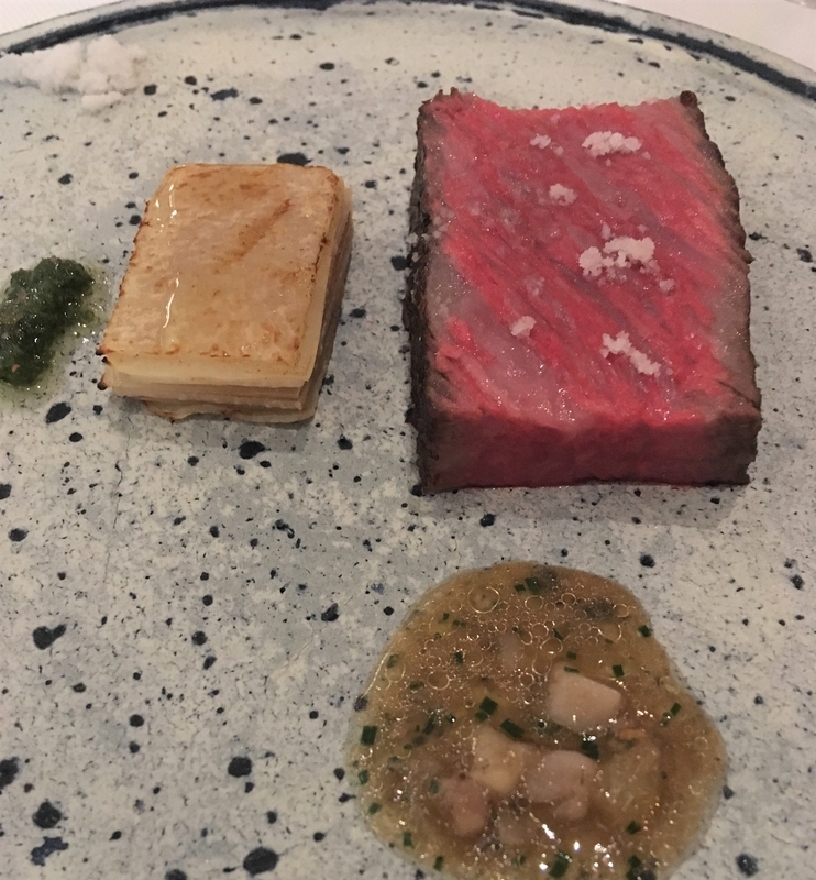 シルー料理例。沖縄のブランド牛「もとぶ牛」のステーキ。スライスしたタロイモ、骨髄と島コショウのソースを添えて／筆者撮影