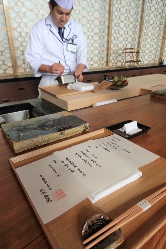 日本料理の青碧蒼（あおみ）では会席やアグー豚のしゃぶしゃぶ、寿司などのメニューがそろう／筆者撮影