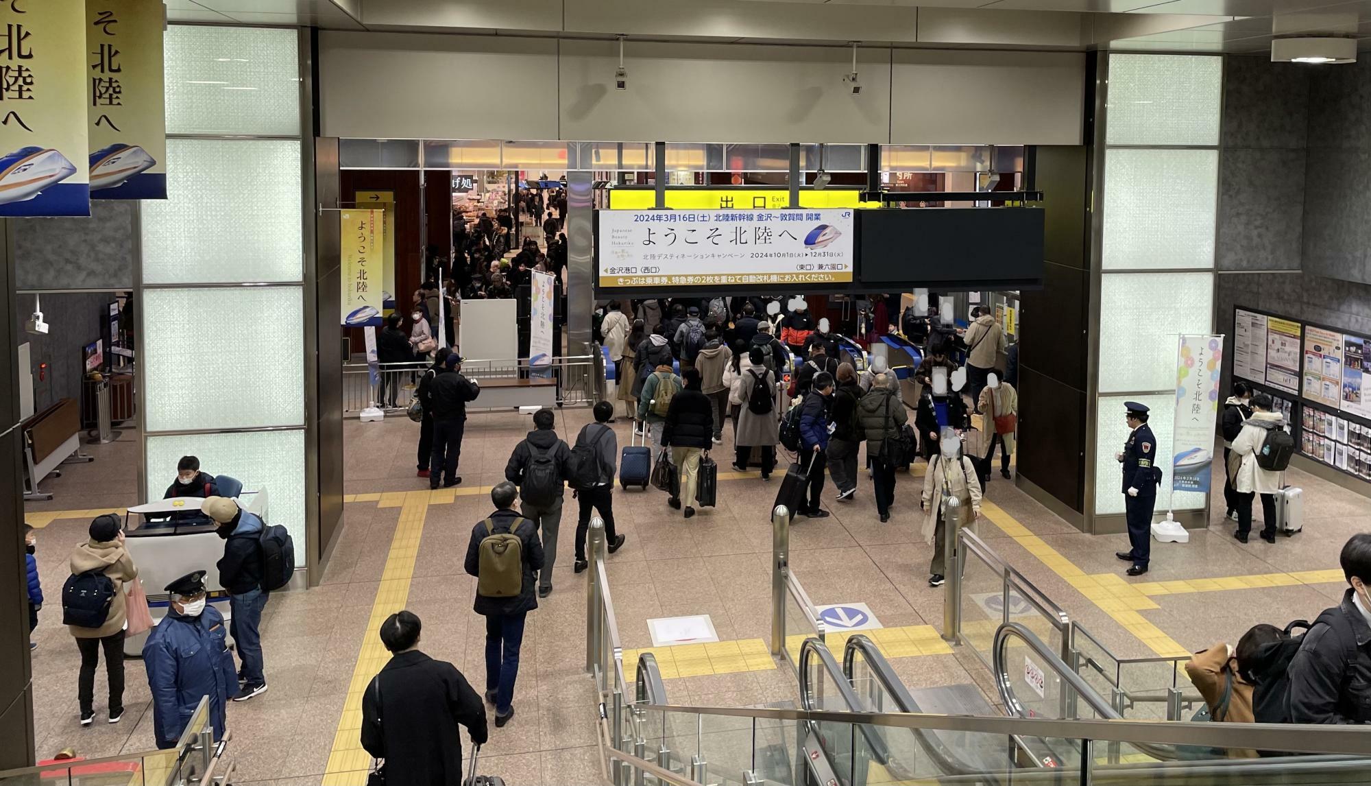 北陸新幹線延伸もあり、にぎわうJR金沢駅。外国人観光客も多い（筆者撮影）
