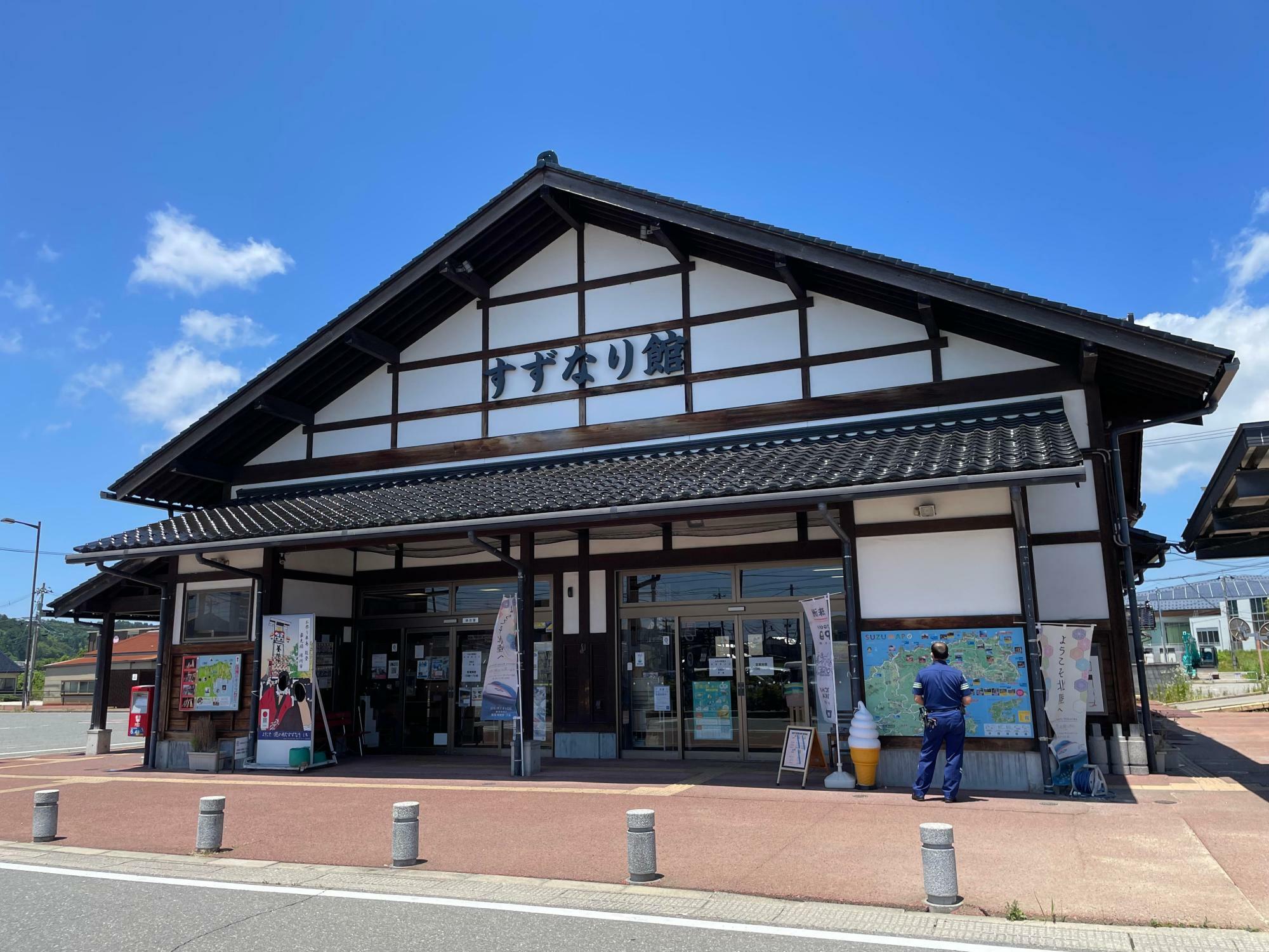 珠洲市の道の駅すずなり館。復興関係者などが休憩に立ち寄ってにぎわっていた（筆者撮影）