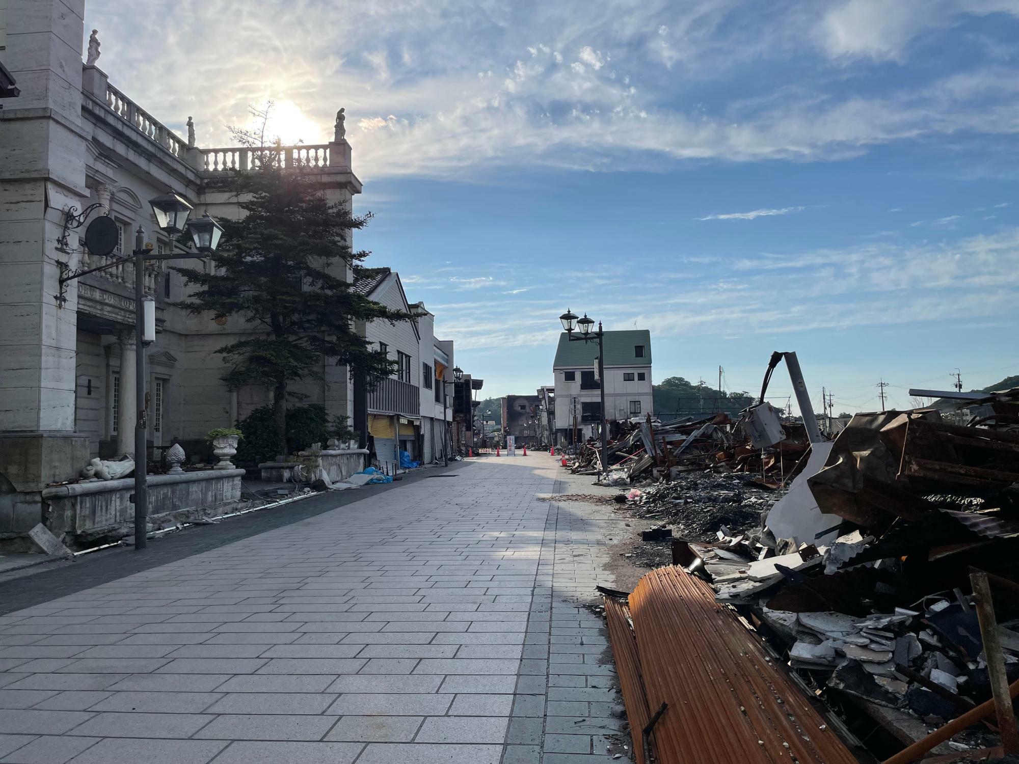 たくさんの観光客でにぎわった輪島・朝市通り。建物の公費解体が始まった（筆者撮影）